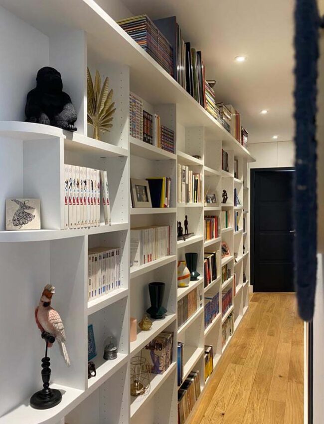 Bibliothèque sur mesure dans un couloir exigu. Réalisation Placards et Miroirs, spécialiste du sur mesure à Paris