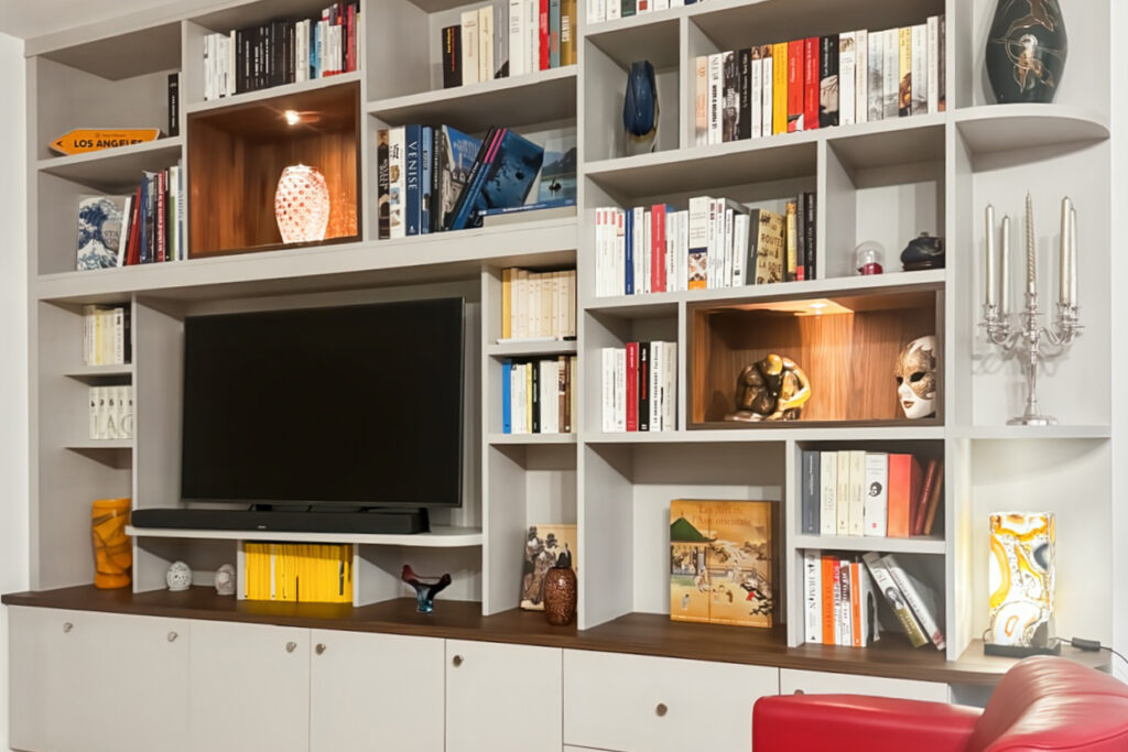 Découvrez cet aménagement de meuble TV sur mesure alliant design, optimisation de l’espace et rangements fonctionnels. Une réalisation Placards et Miroirs Paris 5