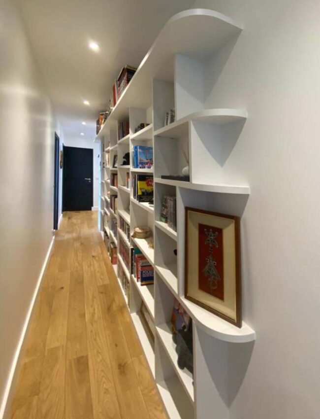 Bibliothèque sur mesure dans un couloir exigu. Réalisation Placards et Miroirs, spécialiste du sur mesure à Paris