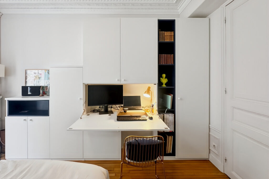 Aménagement avec bureau intégré sur mesure, réalisation par Placards et Miroirs à Paris