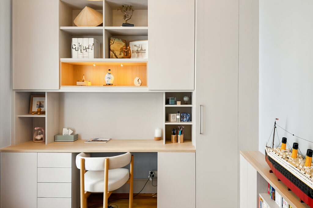 Bibliothèque sur mesure, une réalisation Placards et Miroirs à Paris 75005 Espace bureau sur mesure à Paris par Placards et Miroirs