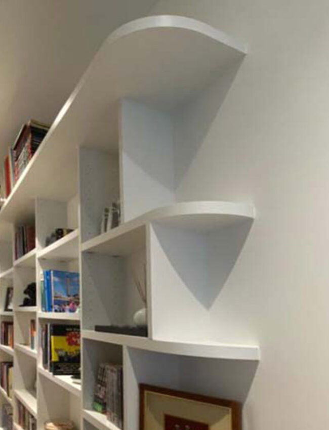 Bibliothèque sur mesure dans un couloir exigu. Réalisation Placards et Miroirs, spécialiste du sur mesure à Paris