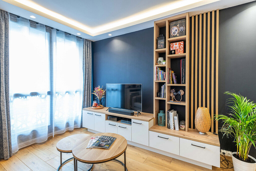 Meuble TV sur mesure personnalisé avec des étagères, une réalisation Placards et Miroirs.