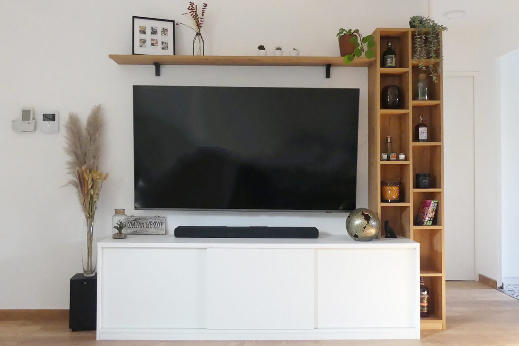 Meuble TV avec colonne d'étagères sur mesure