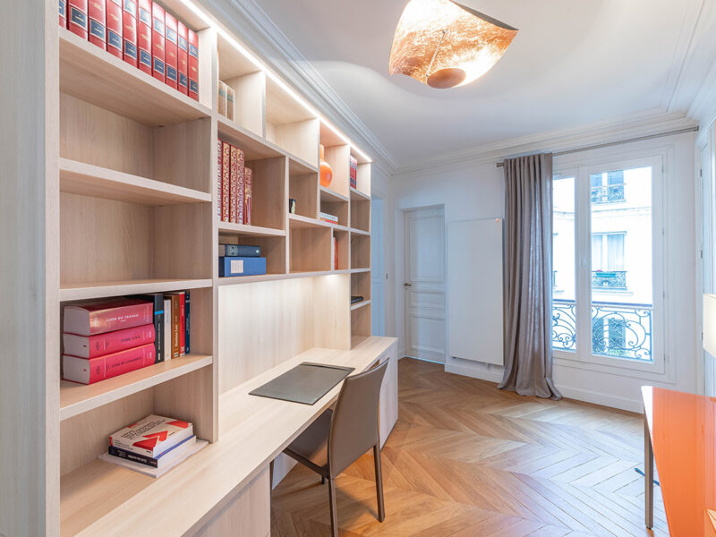 Réalisation d'un bureau sur mesure avec bibliothèque de rangement mural dans le 5e arrondissement de Paris