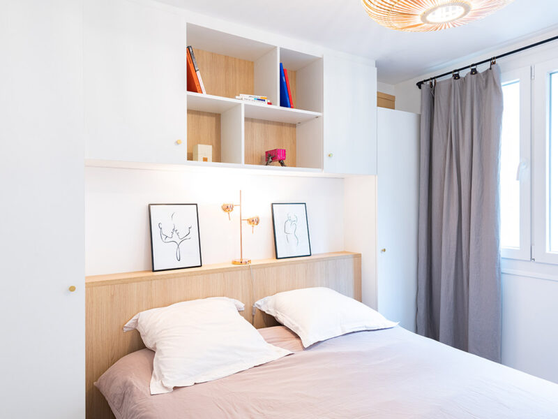 Une chambre sur mesure pour gagner du rangement dans un petit appartement Parisien.