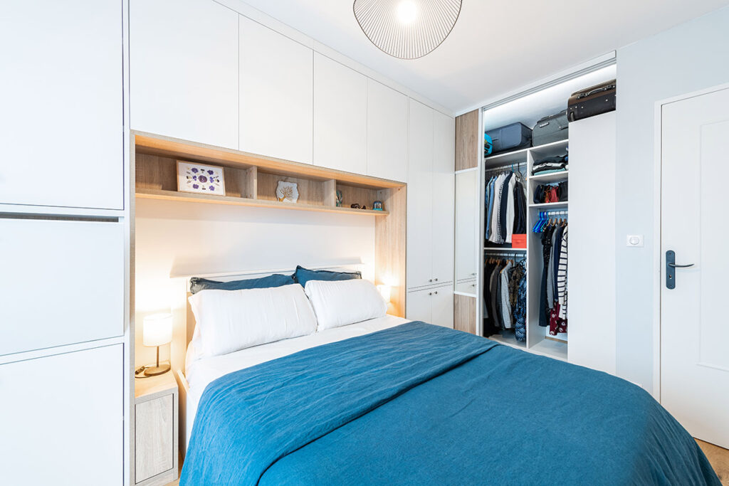 Une chambre sur mesure adaptée à votre intérieur et vos goûts avec Placards et Miroirs, l'expert du sur mesure.