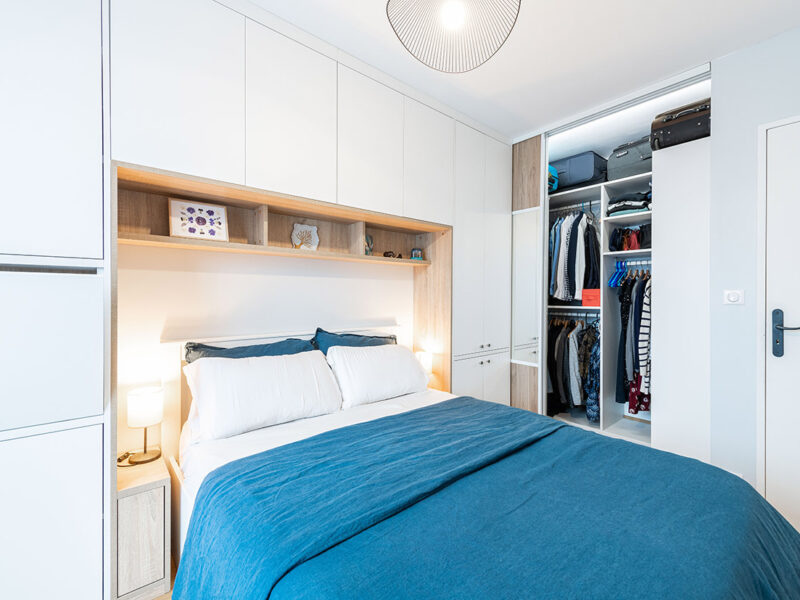 Une chambre sur mesure adaptée à votre intérieur et vos goûts avec Placards et Miroirs, l'expert du sur mesure.